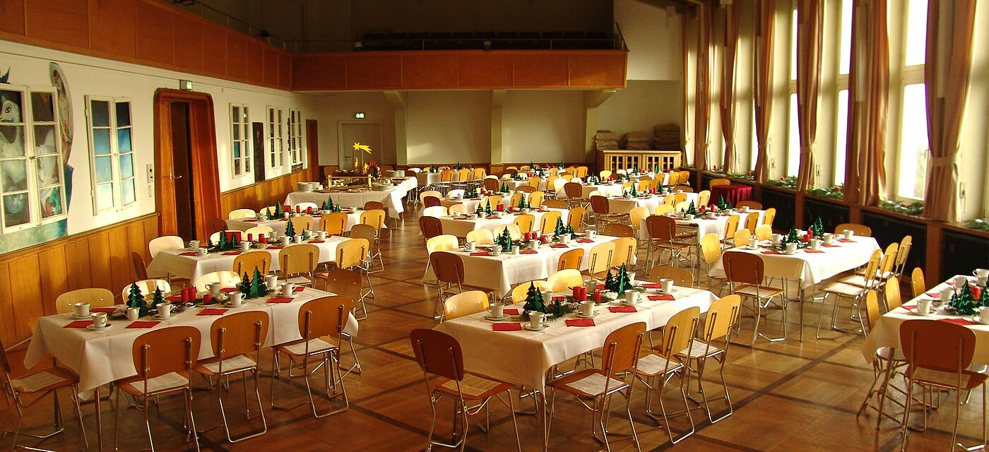 Gedeckte Tische im Festsaal des Ostseeforums.