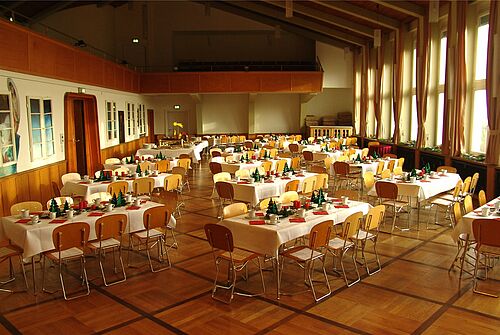 Gedeckte Tische im Festsaal des Ostseeforums.