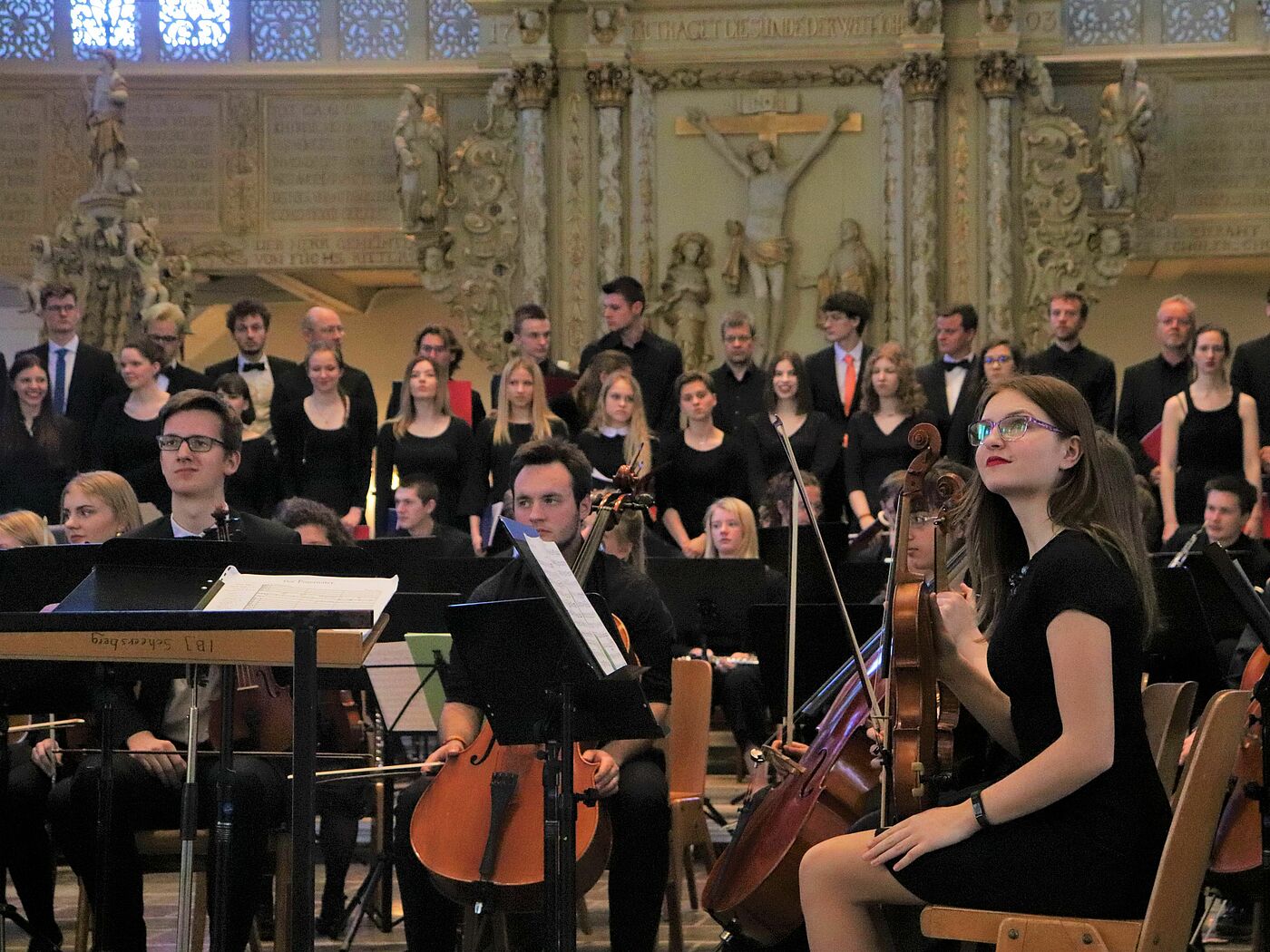 Orchester mit Instrumenten.