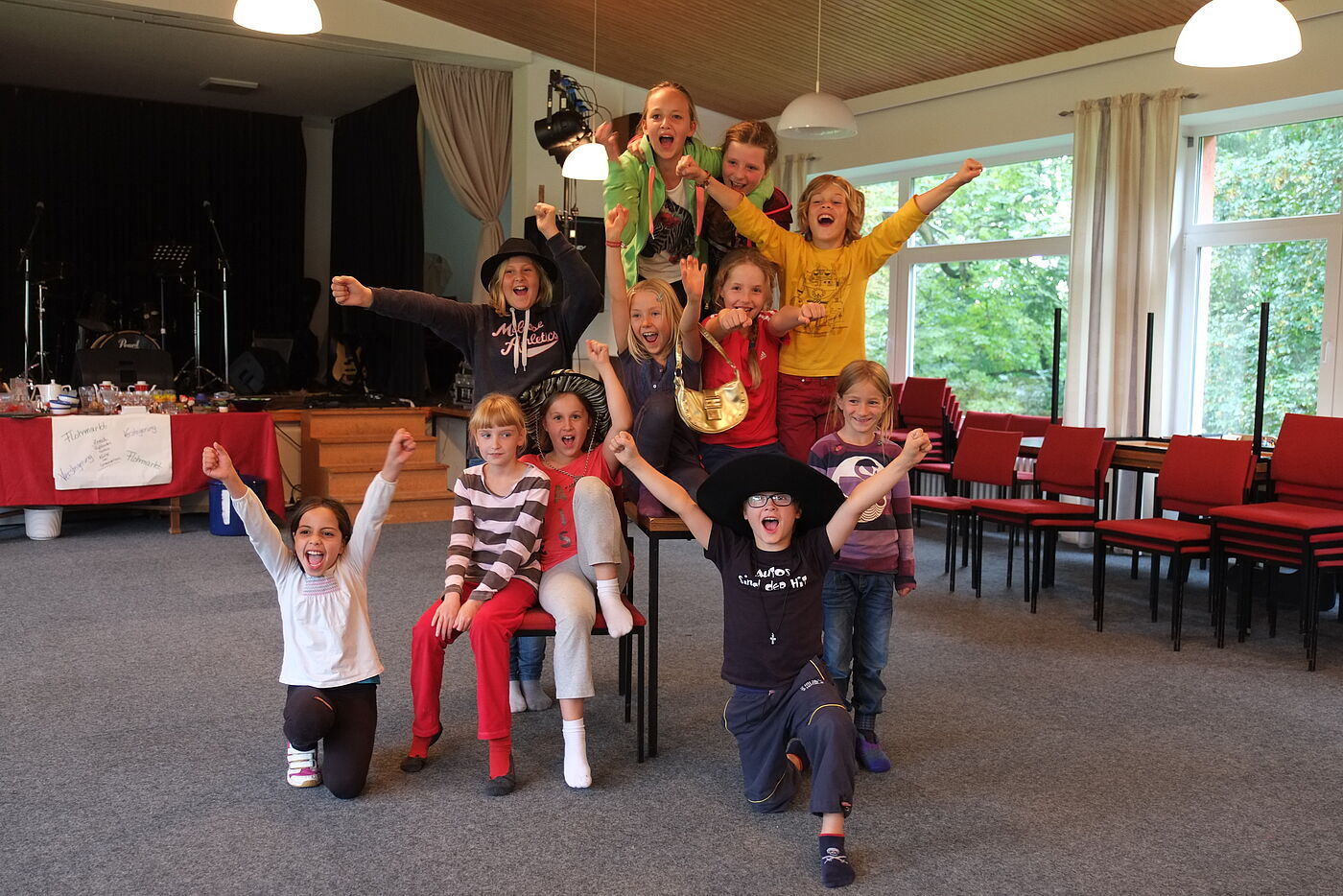 Verkleidete Kinder machen eine Pyramide.