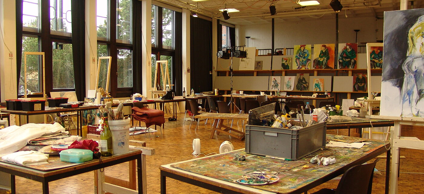 Tischen und Stühle im Malersaal des Kreativzentrums.