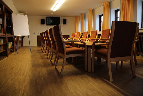 Tische, Stühle, Regal und Flipchart im Scheersbergzimmer Wallrothhaus.