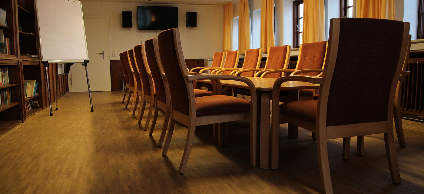 Tische, Stühle, Regal und Flipchart im Scheersbergzimmer Wallrothhaus.