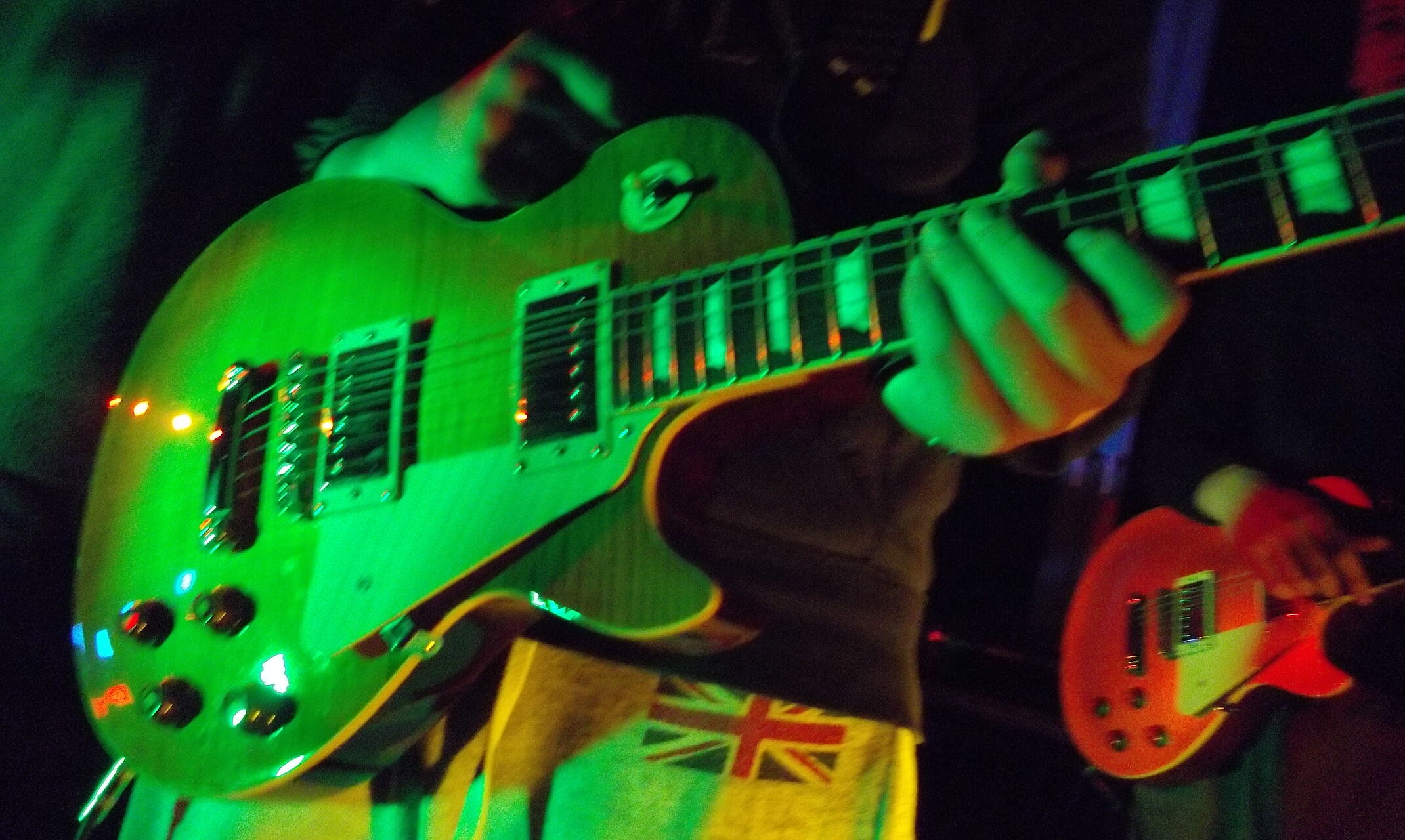 Eine elektrische Gitarre im Bühnenlicht.